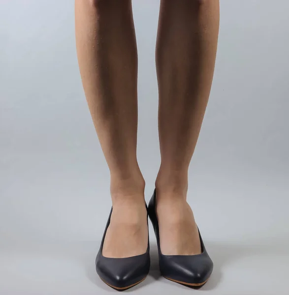 Gambe Femminili Sottili Con Classiche Scarpe Con Tacco Alto Sfondo — Foto Stock