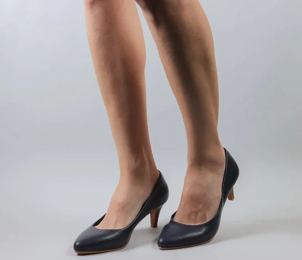 Тонкие Женские Ноги Классическими Туфлями Высоком Каблуке Белом Фоне Студия — стоковое фото