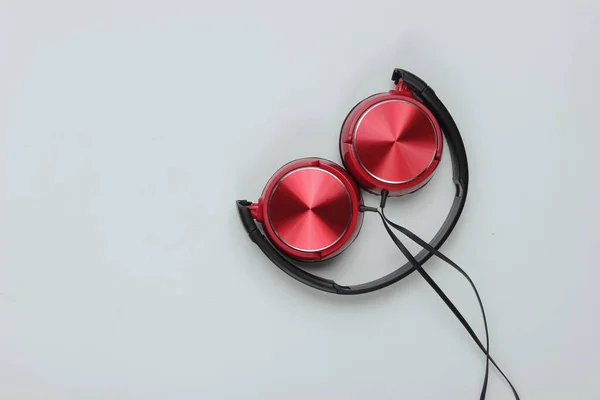 Stylische Kabelgebundene Kopfhörer Auf Weißem Hintergrund Konzept Für Musikliebhaber — Stockfoto