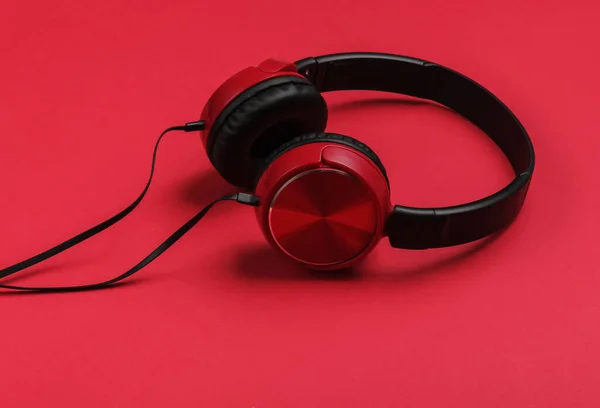 红色背景的时髦红色耳机 音乐爱好者概念 — 图库照片