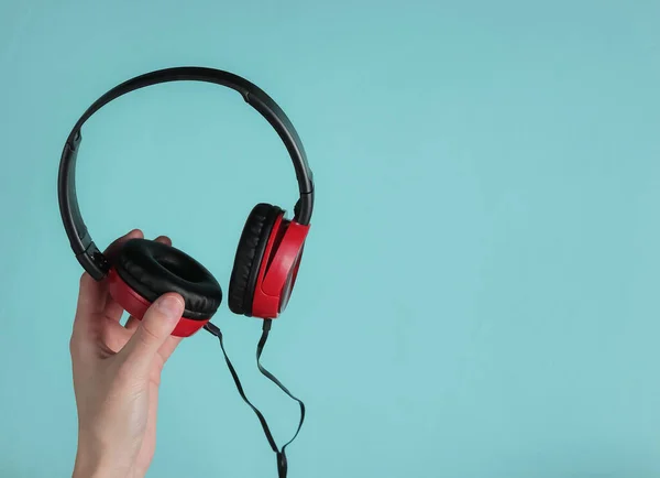 Las Manos Femeninas Sostienen Elegantes Auriculares Con Cable Sobre Fondo —  Fotos de Stock