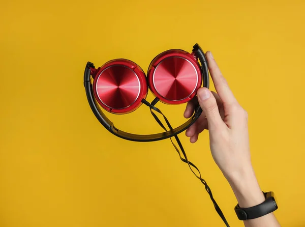 Las Manos Femeninas Sostienen Elegantes Auriculares Con Cable Sobre Fondo —  Fotos de Stock