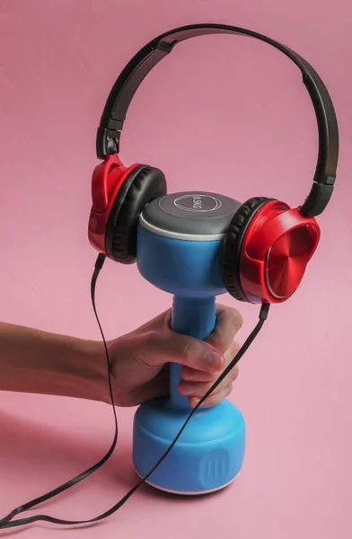 Minimalistyczna Koncepcja Sportu Fitness Kobieca Ręka Przewodowymi Słuchawkami Hantlem Różowym — Zdjęcie stockowe