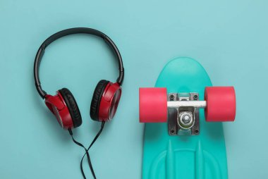 Kruvazör tahtası, kulaklıklar mavi arka planda. Yaz eğlencesi. Retro tarzı. 80 'ler. Üst görünüm