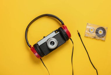 Popüler kültürün sarı kağıt üzerine olan özellikleri. Retro kamera, kulaklıklar, ses kaseti. 80 'ler. Pop Art. Üst görünüm