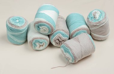 Bej bir arkaplanda birçok yün iplik izi var.