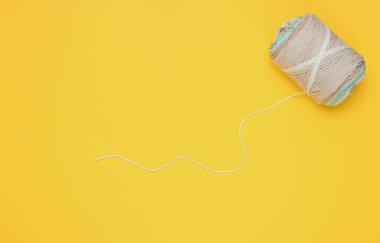Sarı stüdyo arka planında yün renkli iplikler var. Üst Manzara. Stüdyo çekimi. Hobi ev yapımı