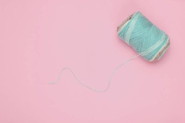 Pembe stüdyo arka planında yün renkli iplikler. Üst Manzara. Stüdyo çekimi. Hobi ev yapımı