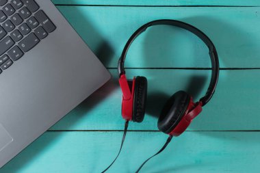 Laptop ve kulaklıklar mavi ahşap arka planda. Üst Manzara. DJ ekipmanı