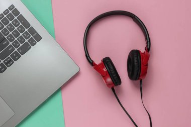 Laptop ve DJ kulaklıklar mavi pembe renkte. Üst görünüm