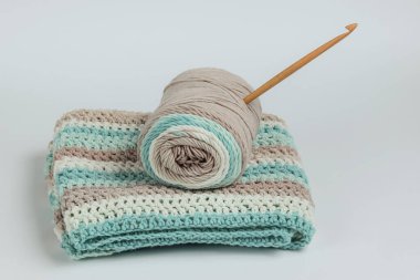 Yünlü iplikler ve beyaz arkaplanda örgü örmek için ahşap örgü..