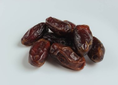 Beyaz arka planda kurumuş tarihler. Kurutulmuş meyve