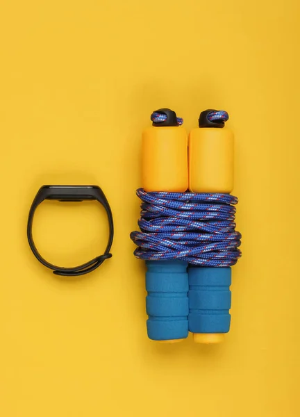 Saltar Cuerda Brazalete Inteligente Sobre Fondo Amarillo Gadgets Para Deportes — Foto de Stock