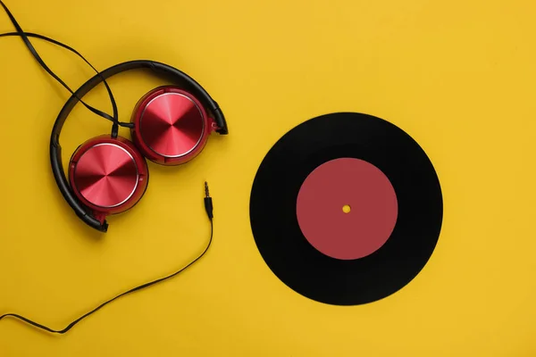 黄色背景的带乙烯唱片的耳机 复古风格Dj高瞻远瞩 简约主义音乐概念 — 图库照片
