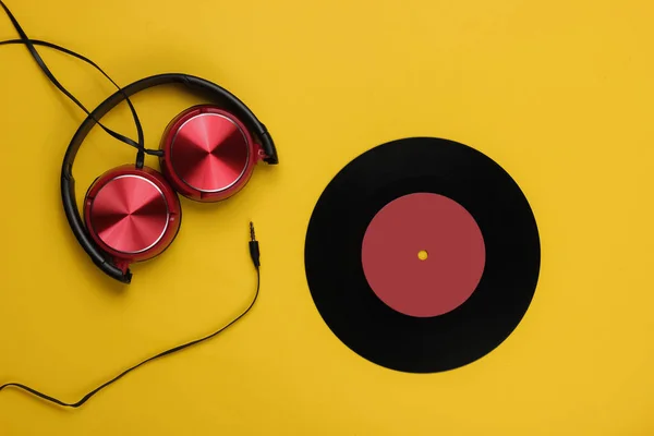 Cuffie Cablate Con Disco Vinile Sfondo Giallo Stile Retrò Vista — Foto Stock