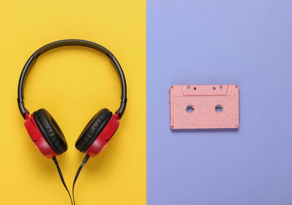 Kabelová Sluchátka Zvukovou Kazetou Žlutém Purpurovém Pozadí Retro Styl Popová — Stock fotografie
