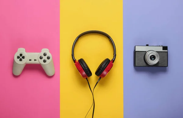 Atributos Cultura Pop Sobre Fondo Papel Coloreado Gamepad Cámara Retro —  Fotos de Stock