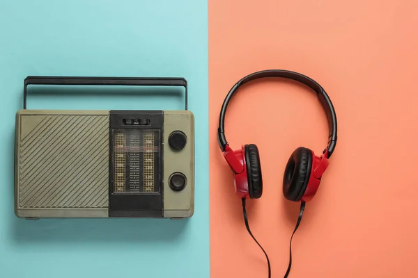 Radyo Alıcısı Pembe Mavi Arka Planda Eski Tarz Kulaklıklar Müzik — Stok fotoğraf