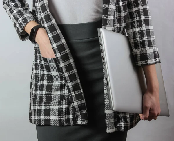 Бізнес Леді Офіційному Одязі Тримає Ноутбук Стоячи Білому Тлі Обрізати — стокове фото
