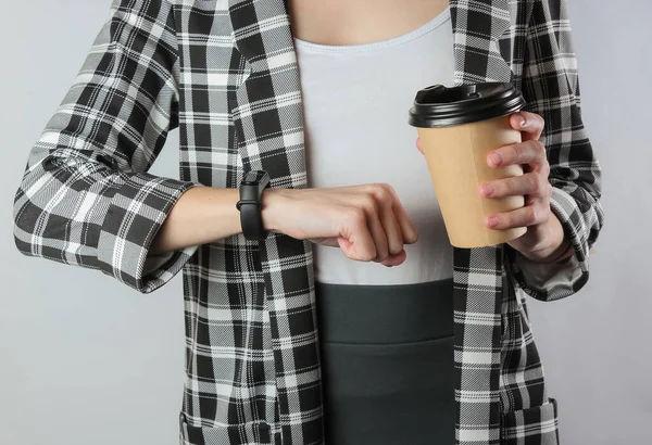 Una Mujer Negocios Vestida Con Ropa Formal Mira Reloj Sostiene —  Fotos de Stock