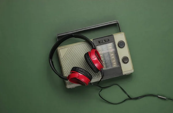 Retro Radyo Alıcısı Yeşil Arka Planda Eski Moda Kablo Kulaklıklar — Stok fotoğraf