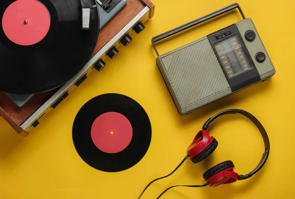 Retro Radio Receiver Old Fashioned Vinyl Player Headphones Yellow Background — Stock Photo, Image