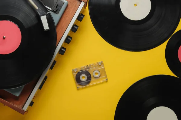 Старомодный Виниловый Проигрыватель Пластинками Аудиокассетами Желтом Фоне Ретро Медиа Вид — стоковое фото