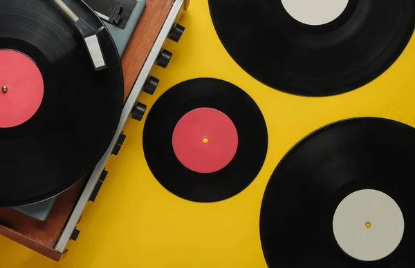老式乙烯播放器 有黄色背景的记录 复古媒体70年代 顶部视图 — 图库照片