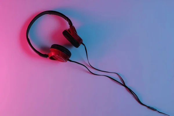 Ενσύρματα Ακουστικά Νέον Μπλε Κόκκινο Φως Κλίση Ρετρό Κύμα Ποπ — Φωτογραφία Αρχείου
