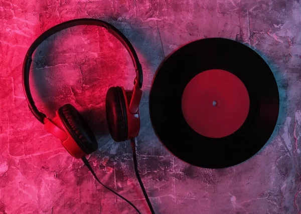 Słuchawki Przewodowe Płyta Winylowa Betonowym Tle Neonowe Niebiesko Czerwone Światło — Zdjęcie stockowe