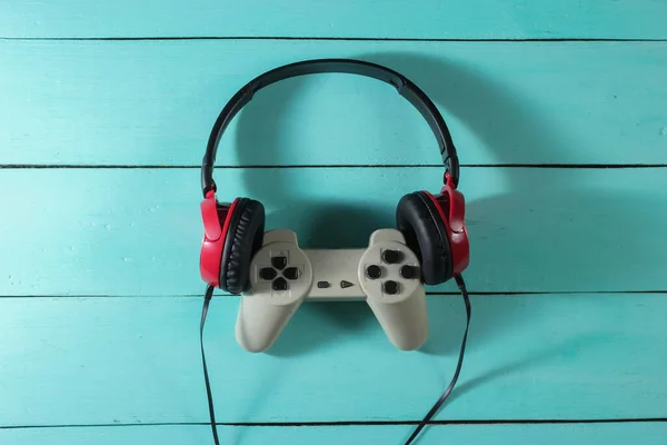 Casque Filaire Avec Manette Jeu Sur Fond Bois Bleu Vague — Photo