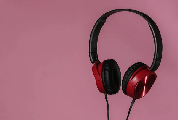 Auriculares Nuevos Con Cable Foto Minimalista Auriculares Sobre Fondo Rosa —  Fotos de Stock