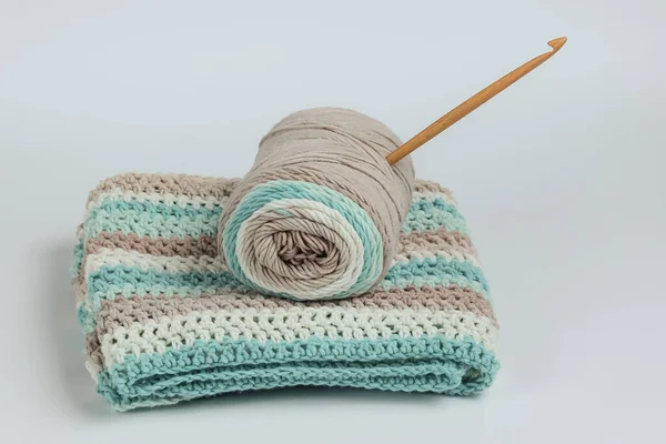 Yünlü iplikler ve beyaz arkaplanda örgü örmek için ahşap örgü..