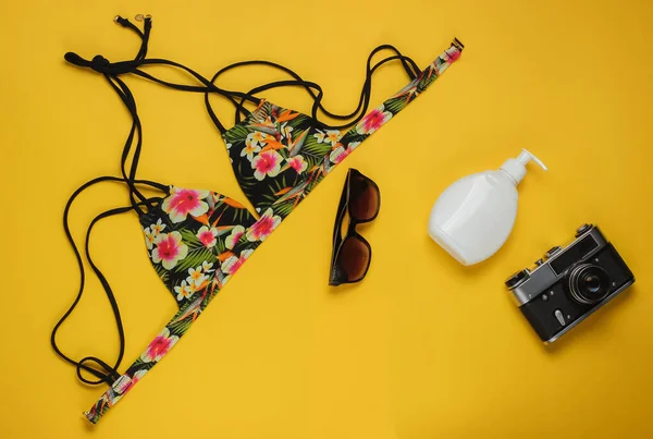 Koncept Letních Prázdnin Dámské Plavky Bikiny Plážové Doplňky Žlutém Pozadí — Stock fotografie