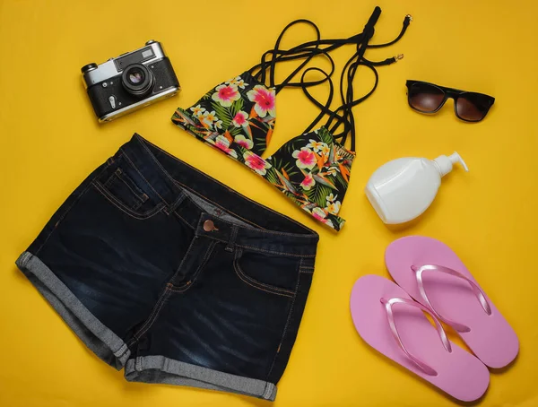 Yaz eğlencesi geçmişi. Sarı arka planda yaz plajı aksesuarları. Üst Manzara. Düz yatış stili. Minimalizm