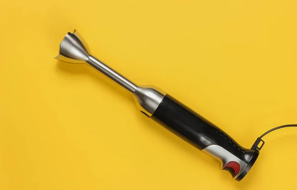 Mor arka planda elektrikli el mikseri. Üst görünüm