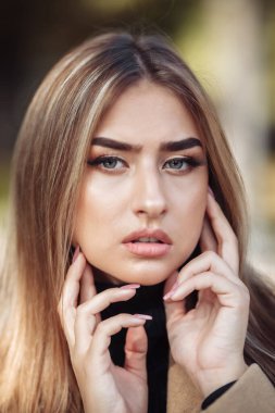 Makyajlı çekici bir genç kadının portresi.