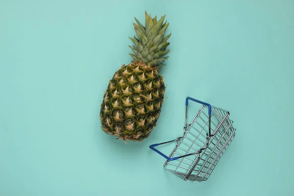 Einkaufskorb Und Ananas Auf Blauem Pastellgrund Ansicht Von Oben — Stockfoto