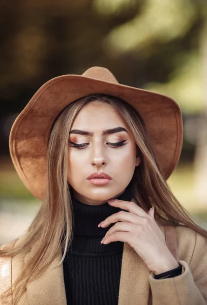 Retrato Uma Mulher Atraente Com Maquiagem Vestida Com Casaco Chapéu — Fotografia de Stock