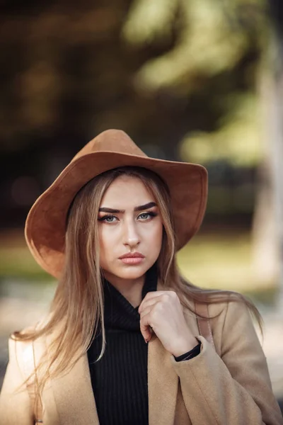 Retrato Uma Mulher Atraente Com Maquiagem Vestida Com Casaco Chapéu — Fotografia de Stock