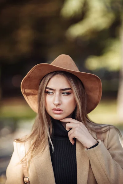 Retrato Uma Mulher Atraente Com Maquiagem Vestida Com Casaco Chapéu — Fotografia de Stock