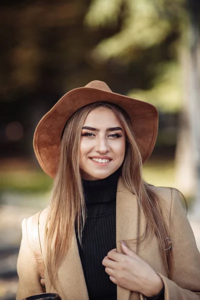 Retrato Una Atractiva Mujer Con Maquillaje Vestida Con Abrigo Sombrero — Foto de Stock