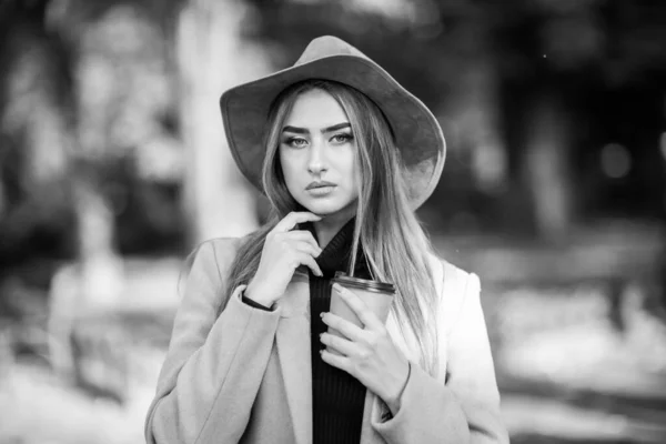 Retrato Una Atractiva Mujer Con Maquillaje Vestida Con Abrigo Sombrero — Foto de Stock