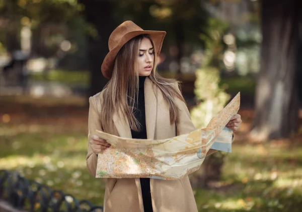 Turismo Outono Jovem Viajante Feminino Atraente Guiado Pelo Mapa Cidade — Fotografia de Stock