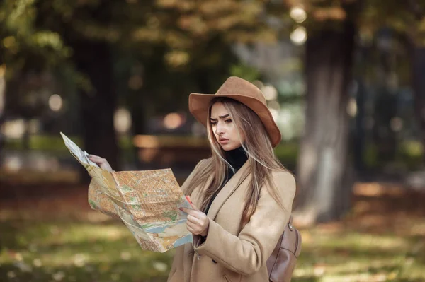 Turismo Outono Jovem Viajante Feminino Atraente Guiado Pelo Mapa Cidade — Fotografia de Stock