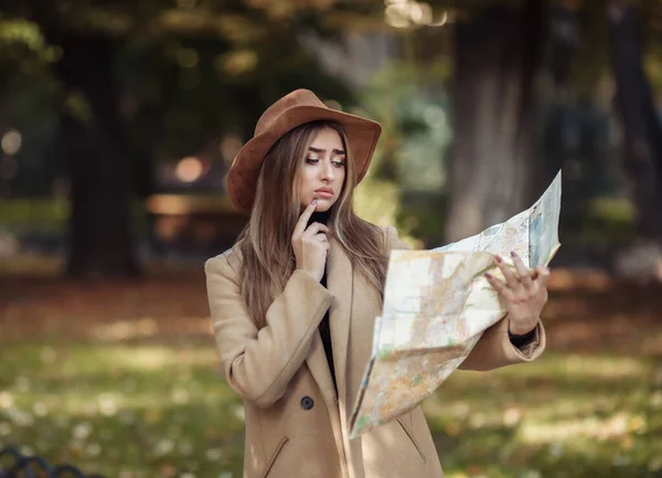 Turismo Autunnale Giovane Attraente Viaggiatore Femminile Guidata Dalla Mappa Della — Foto Stock