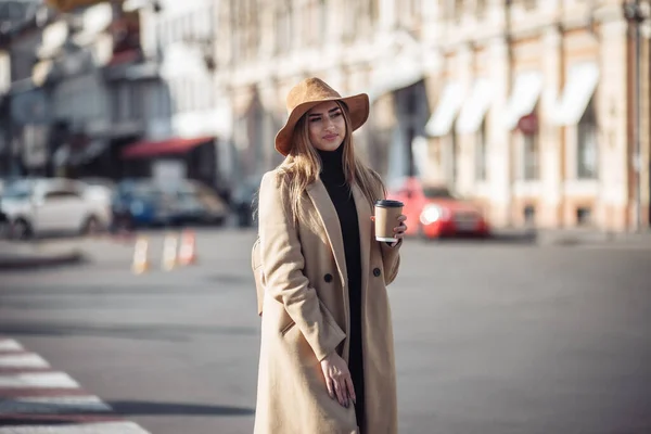 Giovane Donna Elegante Vestita Con Cappotto Cappello Feltro Passeggia Città — Foto Stock