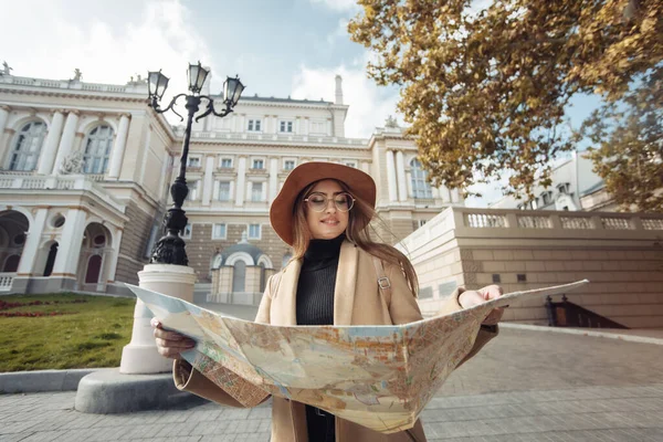 Turismo Outono Jovem Viajante Feminino Atraente Guiado Pelo Mapa Cidade — Fotografia de Stock