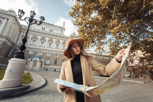 Sonbahar Turizmi Genç Çekici Bayan Gezgin Şehir Haritası Tarafından Yönlendirilir — Stok fotoğraf