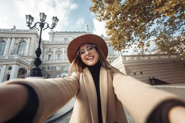 Retrato Selfie Uma Jovem Mulher Turística Elegante Vestida Com Casaco — Fotografia de Stock